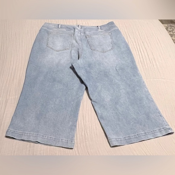 Lands’ End Women’s High Rise Wide Leg Crop Jeans, Size 22W in Beau Blue - Picture 3 of 5